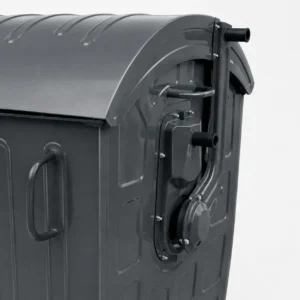 Detalle del sistema de elevación lateral de un contenedor de residuos de cuatro ruedas de metal gris oscuro